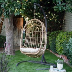 silla-colgante-en-el-jardin