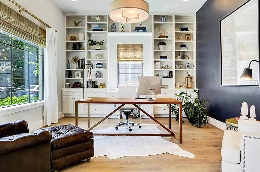 Luminosa oficina en el hogar con gabinetes hechos a la medida con estanterías con cajones
