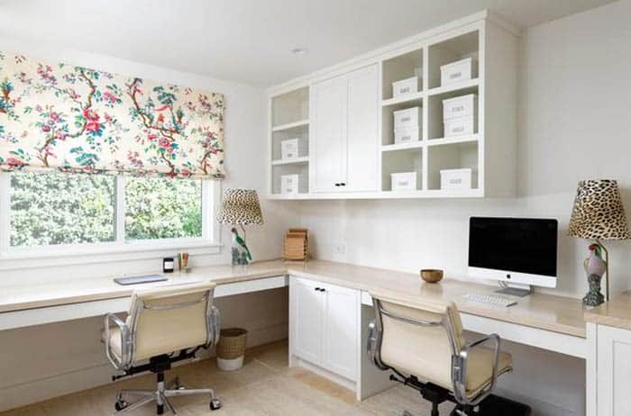 Oficina en el hogar con gabinetes integrados de escritorio doble