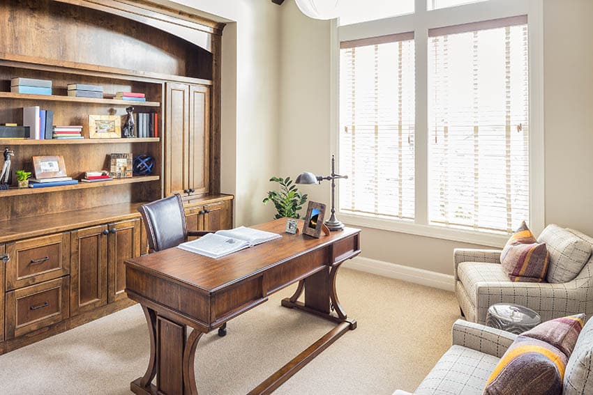 Oficina en casa con moqueta en rollo y estanterías empotradas de madera