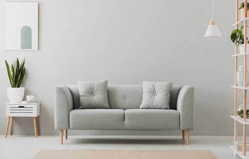 Sala de estar con sofá de poliéster gris claro