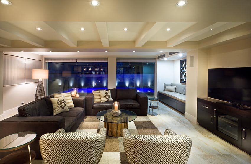 Sala de estar con diseño espacioso para tv y sofá.