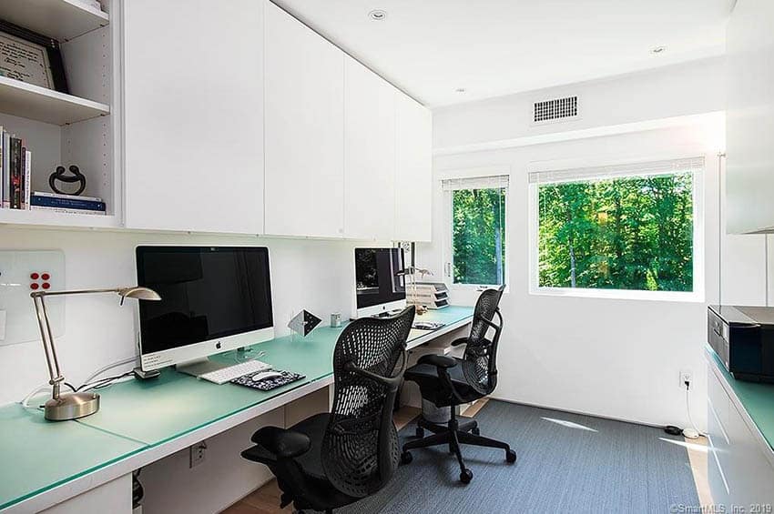 Oficina en el hogar moderna con gabinetes de muebles de escritorio incorporados
