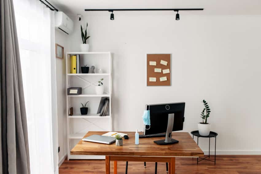 Decoración de pared simple para oficinas en el hogar con mesa, silla, ventana, luces de riel y estantes