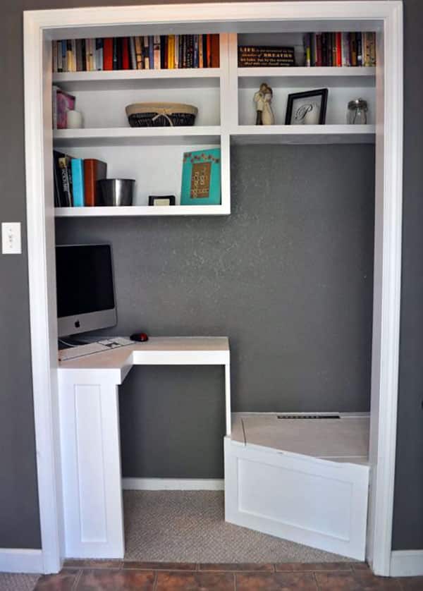 Pequeña oficina en casa en armario con estanterías
